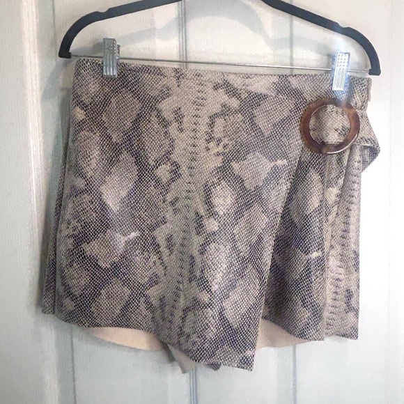 🐍”Zara” NWT Chic Snake Print Skort with Ring Accent - Picture 1 of 16